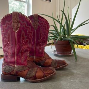 Gorgeous Ariat cowboy boots 👢